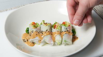 спринг-роллы с овощами и соусом