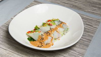 спринг-роллы с овощами и соусом