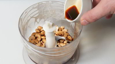 спринг-роллы с овощами и соусом