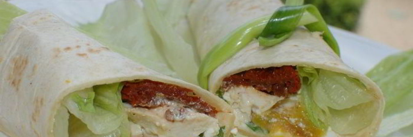 Тортилья-роллы с курицей, творогом и вялеными помидорами