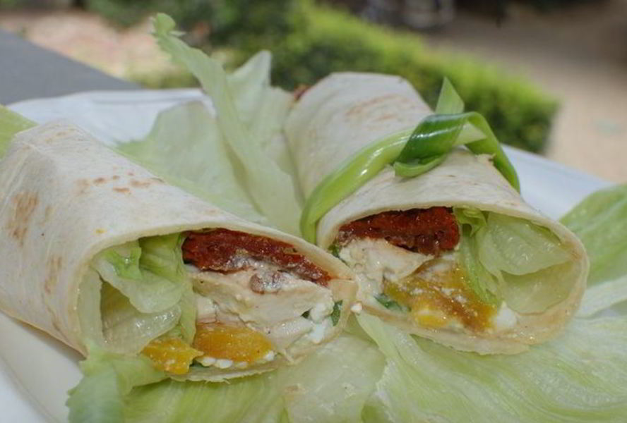 Тортилья-роллы с курицей, творогом и вялеными помидорами