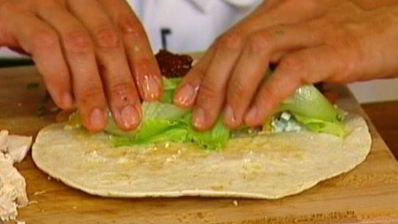 тортилья-роллы с курицей, творогом и вялеными помидорами