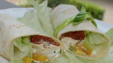 тортилья-роллы с курицей, творогом и вялеными помидорами