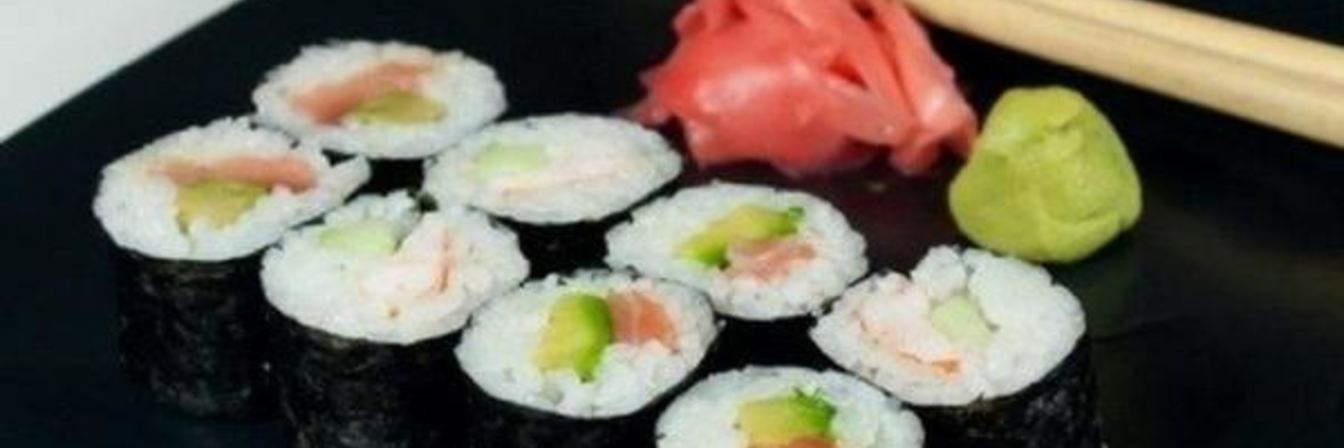 Японские роллы с лососем, авокадо и огурцом