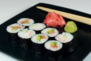 Японские роллы с лососем, авокадо и огурцом
