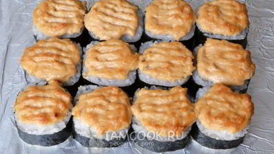 запеченные роллы с лососем