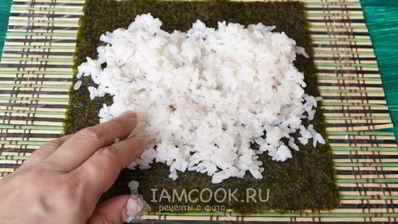 запеченные роллы с лососем