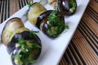 Баклажановые рулетики с паштетом из нута