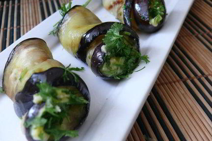 Баклажановые рулетики с паштетом из нута