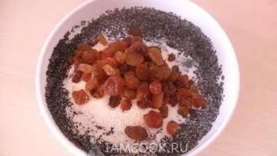 бисквитный рулет с маком и изюмом