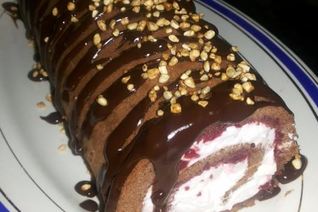 Бисквитный рулет с птичьим молоком и ягодами