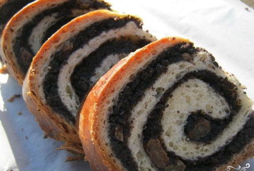 Дрожжевой рулет с маком