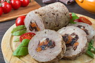 Индюшиный рулет с сухофруктами