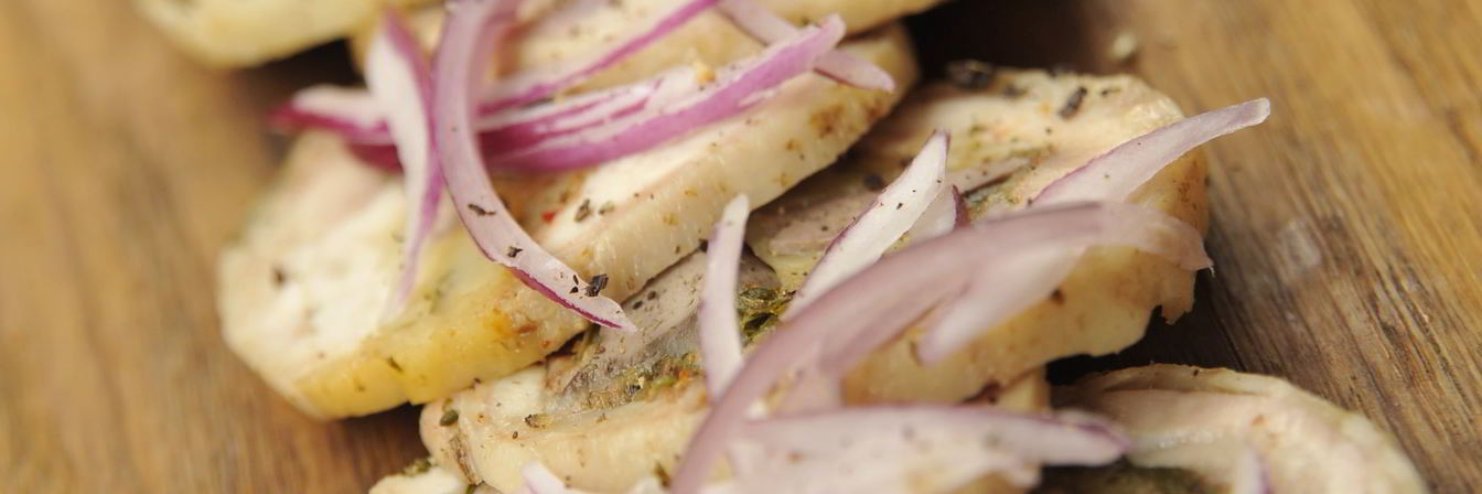 Куриный рулет, фаршированный печенью кролика, сулугуни и болгарским перцем