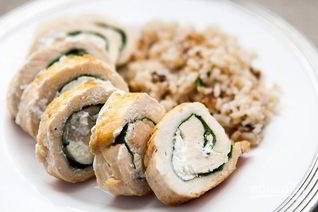 Куриный рулет с сыром и рукколой