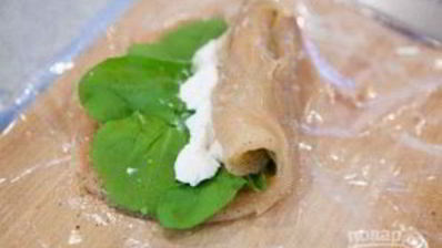 куриный рулет с сыром и рукколой