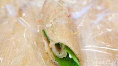 куриный рулет с сыром и рукколой