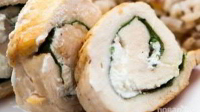 куриный рулет с сыром и рукколой