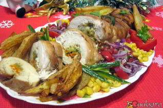 Куриный рулет с цуккини, морковью и сыром