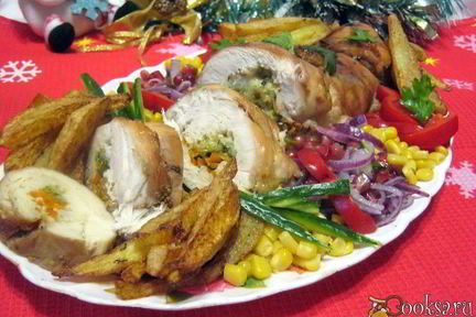 Куриный рулет с цуккини, морковью и сыром