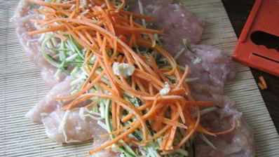 куриный рулет с цуккини, морковью и сыром