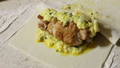 куриный рулет в слоеном тесте