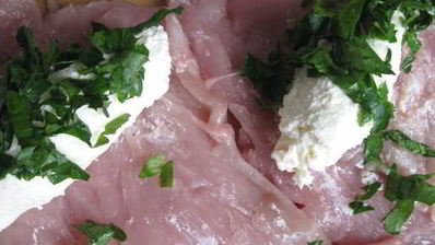 куриные рулетики с сырным соусом