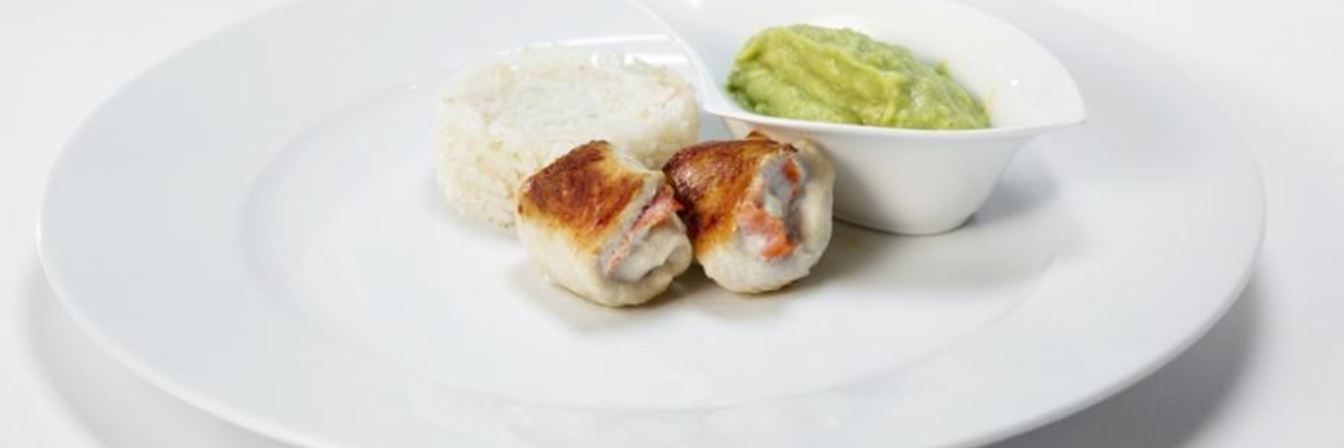 Куриные рулетики с тминовым рисом и соусом из авокадо