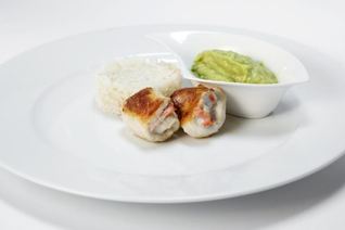 Куриные рулетики с тминовым рисом и соусом из авокадо