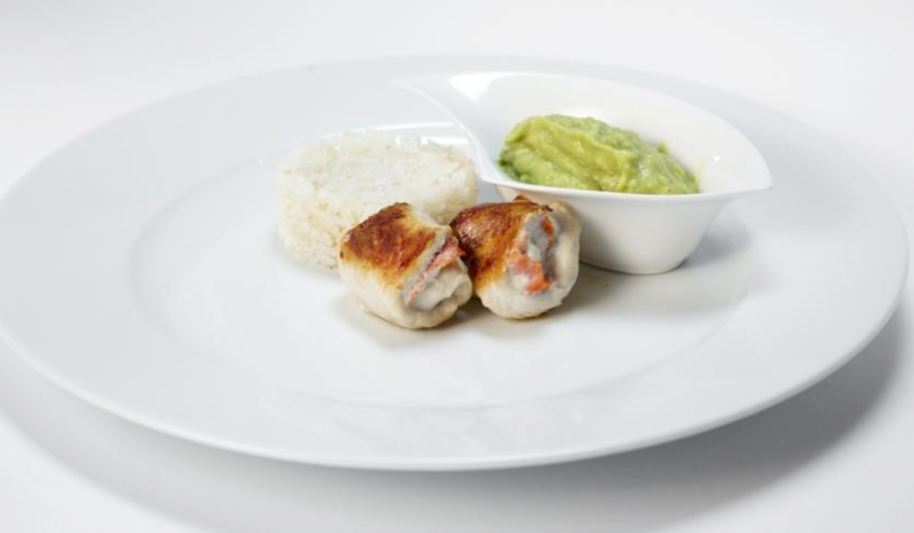 Рецепт куриных рулетиков с тминовым рисом и соусом из авокадо