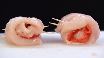 куриные рулетики с тминовым рисом и соусом из авокадо