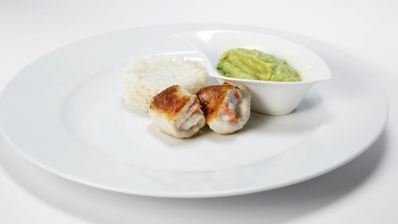 куриные рулетики с тминовым рисом и соусом из авокадо