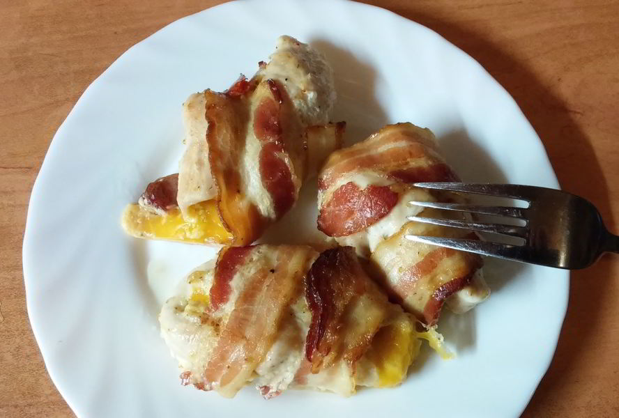 Куриные рулетики в беконе с сыром