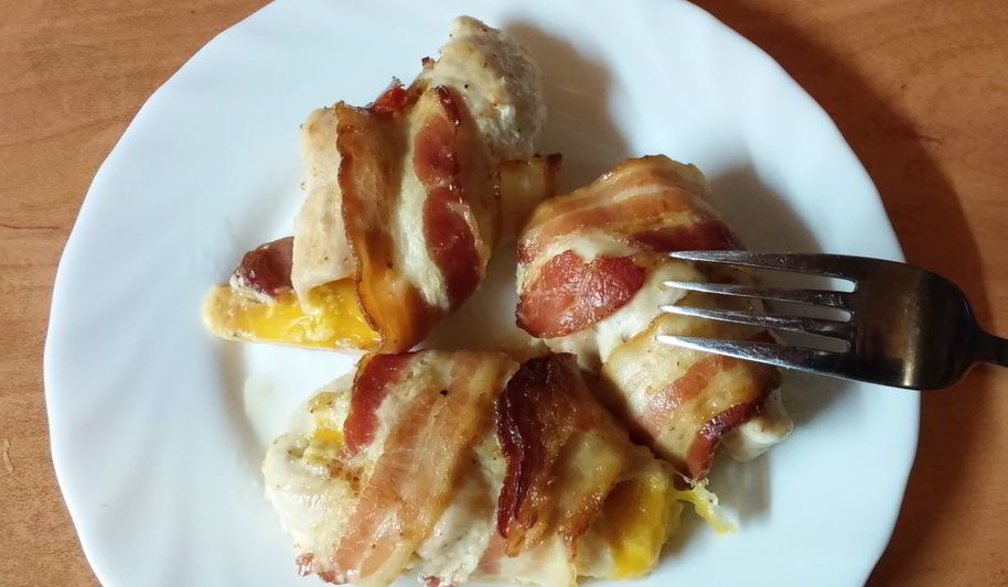 Рецепт куриных рулетиков в беконе с сыром