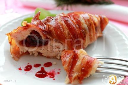 Куриные рулеты с клюквой в беконе
