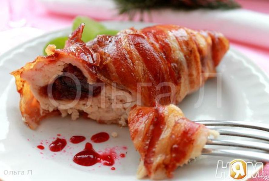 Куриные рулеты с клюквой в беконе