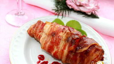 куриные рулеты с клюквой в беконе