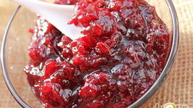 куриные рулеты с клюквой в беконе