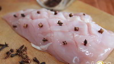 куриные рулеты с клюквой в беконе