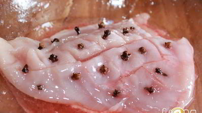 куриные рулеты с клюквой в беконе