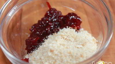 куриные рулеты с клюквой в беконе