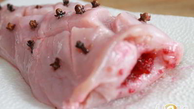 куриные рулеты с клюквой в беконе