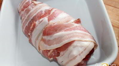 куриные рулеты с клюквой в беконе