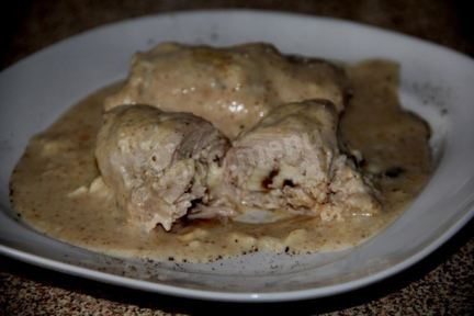 Куриные рулеты в молочно-грибном соусе