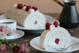 Меренговый рулет с малиной