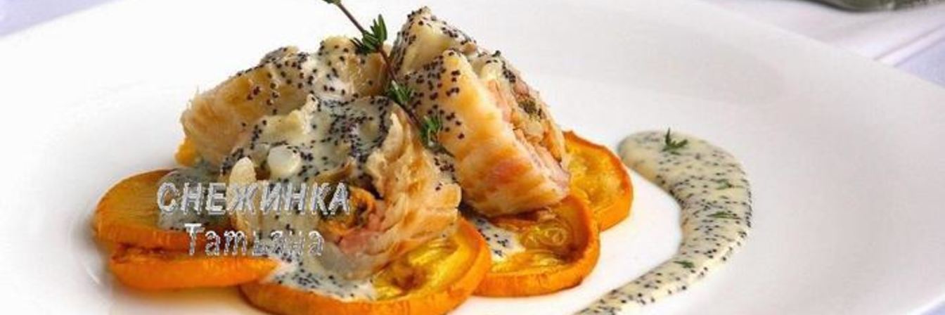 Морской рулет с сыром Джюгас под маковым соусом на подушке из цукини