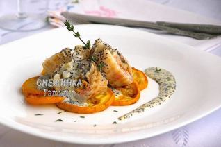 Морской рулет с сыром Джюгас под маковым соусом на подушке из цукини