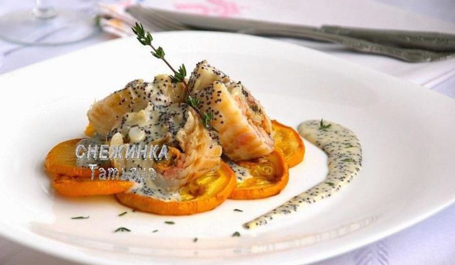 Рецепт морского рулета с сыром джюгас под маковым соусом на подушке из цукини