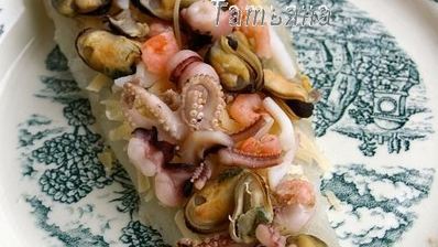 морской рулет с сыром джюгас под маковым соусом на подушке из цукини