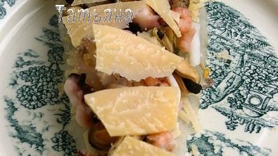 морской рулет с сыром джюгас под маковым соусом на подушке из цукини